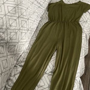 No brand it’s a boutique item size large army green. One piece suit.